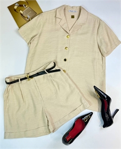 {{productViewItem.photos[photoViewList.activeNavIndex].Alt || productViewItem.photos[photoViewList.activeNavIndex].Description || 'Костюм Schiaparelli'}}
