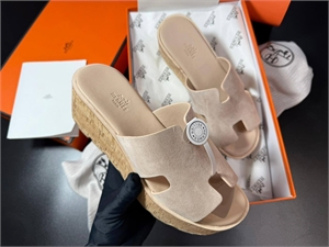 {{productViewItem.photos[photoViewList.activeNavIndex].Alt || productViewItem.photos[photoViewList.activeNavIndex].Description || 'Сабо HERMES'}}