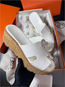 {{productViewItem.photos[photoViewList.activeNavIndex].Alt || productViewItem.photos[photoViewList.activeNavIndex].Description || 'Сабо HERMES'}}