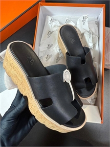 {{productViewItem.photos[photoViewList.activeNavIndex].Alt || productViewItem.photos[photoViewList.activeNavIndex].Description || 'Сабо HERMES'}}