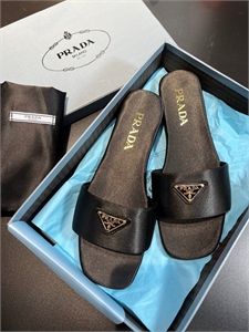 {{productViewItem.photos[photoViewList.activeNavIndex].Alt || productViewItem.photos[photoViewList.activeNavIndex].Description || 'Тапочки PRADA'}}