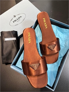 {{productViewItem.photos[photoViewList.activeNavIndex].Alt || productViewItem.photos[photoViewList.activeNavIndex].Description || 'Тапочки PRADA'}}