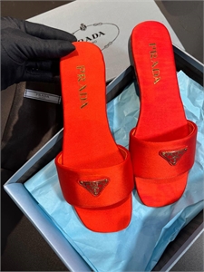 {{productViewItem.photos[photoViewList.activeNavIndex].Alt || productViewItem.photos[photoViewList.activeNavIndex].Description || 'Тапочки PRADA'}}
