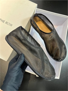 {{productViewItem.photos[photoViewList.activeNavIndex].Alt || productViewItem.photos[photoViewList.activeNavIndex].Description || 'Балетки THE ROW'}}