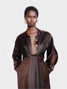 {{productViewItem.photos[photoViewList.activeNavIndex].Alt || productViewItem.photos[photoViewList.activeNavIndex].Description || 'Рубашка Schiaparelli'}}