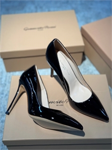 {{productViewItem.photos[photoViewList.activeNavIndex].Alt || productViewItem.photos[photoViewList.activeNavIndex].Description || 'Туфли GIANVITO ROSSI'}}