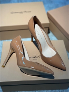 {{productViewItem.photos[photoViewList.activeNavIndex].Alt || productViewItem.photos[photoViewList.activeNavIndex].Description || 'Туфли GIANVITO ROSSI'}}