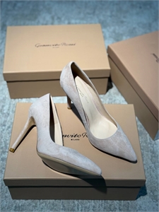 {{productViewItem.photos[photoViewList.activeNavIndex].Alt || productViewItem.photos[photoViewList.activeNavIndex].Description || 'Туфли GIANVITO ROSSI'}}
