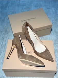 {{productViewItem.photos[photoViewList.activeNavIndex].Alt || productViewItem.photos[photoViewList.activeNavIndex].Description || 'Туфли GIANVITO ROSSI'}}