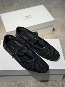 {{productViewItem.photos[photoViewList.activeNavIndex].Alt || productViewItem.photos[photoViewList.activeNavIndex].Description || 'Балетки THE ROW'}}