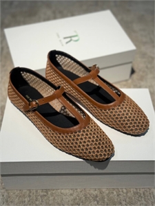 {{productViewItem.photos[photoViewList.activeNavIndex].Alt || productViewItem.photos[photoViewList.activeNavIndex].Description || 'Балетки THE ROW'}}