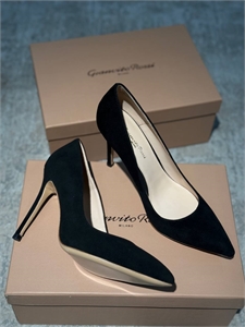 {{productViewItem.photos[photoViewList.activeNavIndex].Alt || productViewItem.photos[photoViewList.activeNavIndex].Description || 'Туфли GIANVITO ROSSI'}}