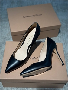 {{productViewItem.photos[photoViewList.activeNavIndex].Alt || productViewItem.photos[photoViewList.activeNavIndex].Description || 'Туфли GIANVITO ROSSI'}}