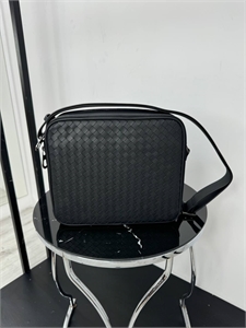 {{productViewItem.photos[photoViewList.activeNavIndex].Alt || productViewItem.photos[photoViewList.activeNavIndex].Description || 'Сумка BOTTEGA VENETA'}}