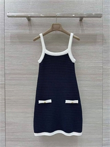 {{productViewItem.photos[photoViewList.activeNavIndex].Alt || productViewItem.photos[photoViewList.activeNavIndex].Description || 'Платье CHANEL'}}