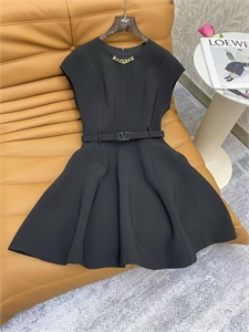 {{productViewItem.photos[photoViewList.activeNavIndex].Alt || productViewItem.photos[photoViewList.activeNavIndex].Description || 'Платье VALENTINO'}}