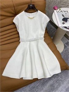 {{productViewItem.photos[photoViewList.activeNavIndex].Alt || productViewItem.photos[photoViewList.activeNavIndex].Description || 'Платье VALENTINO'}}