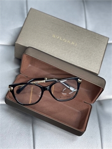 {{productViewItem.photos[photoViewList.activeNavIndex].Alt || productViewItem.photos[photoViewList.activeNavIndex].Description || 'Очки BVLGARI'}}