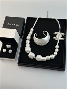 {{productViewItem.photos[photoViewList.activeNavIndex].Alt || productViewItem.photos[photoViewList.activeNavIndex].Description || 'Серьги CHANEL'}}