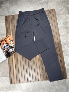 {{productViewItem.photos[photoViewList.activeNavIndex].Alt || productViewItem.photos[photoViewList.activeNavIndex].Description || 'Штаны PRADA'}}
