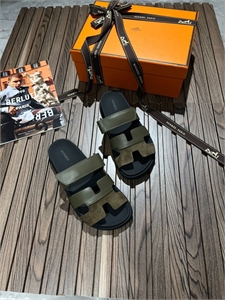 {{productViewItem.photos[photoViewList.activeNavIndex].Alt || productViewItem.photos[photoViewList.activeNavIndex].Description || 'Шлёпанцы HERMES'}}
