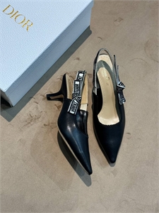 {{productViewItem.photos[photoViewList.activeNavIndex].Alt || productViewItem.photos[photoViewList.activeNavIndex].Description || 'Туфли DIOR'}}