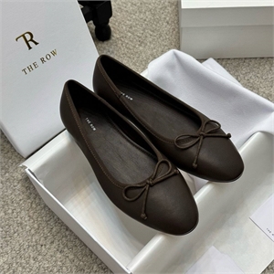 {{productViewItem.photos[photoViewList.activeNavIndex].Alt || productViewItem.photos[photoViewList.activeNavIndex].Description || 'Балетки THE ROW'}}