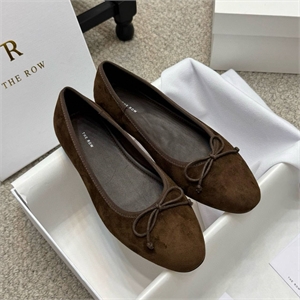{{productViewItem.photos[photoViewList.activeNavIndex].Alt || productViewItem.photos[photoViewList.activeNavIndex].Description || 'Балетки THE ROW'}}