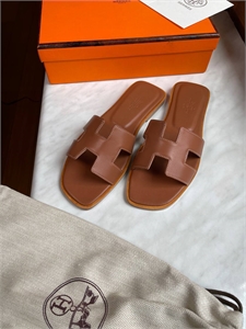 {{productViewItem.photos[photoViewList.activeNavIndex].Alt || productViewItem.photos[photoViewList.activeNavIndex].Description || 'Тапочки HERMES'}}