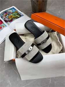 {{productViewItem.photos[photoViewList.activeNavIndex].Alt || productViewItem.photos[photoViewList.activeNavIndex].Description || 'Тапочки HERMES'}}