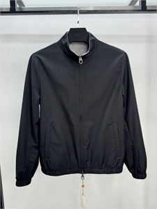 {{productViewItem.photos[photoViewList.activeNavIndex].Alt || productViewItem.photos[photoViewList.activeNavIndex].Description || 'Двухсторонний бомбер LP'}}