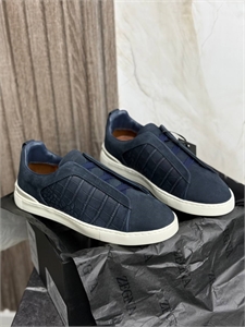 {{productViewItem.photos[photoViewList.activeNavIndex].Alt || productViewItem.photos[photoViewList.activeNavIndex].Description || 'Кеды ZEGNA'}}