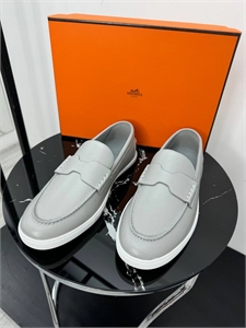 {{productViewItem.photos[photoViewList.activeNavIndex].Alt || productViewItem.photos[photoViewList.activeNavIndex].Description || 'Слипоны HERMES'}}