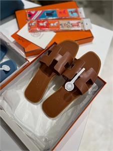 {{productViewItem.photos[photoViewList.activeNavIndex].Alt || productViewItem.photos[photoViewList.activeNavIndex].Description || 'Тапочки HERMES'}}