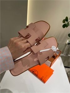 {{productViewItem.photos[photoViewList.activeNavIndex].Alt || productViewItem.photos[photoViewList.activeNavIndex].Description || 'Тапочки HERMES'}}