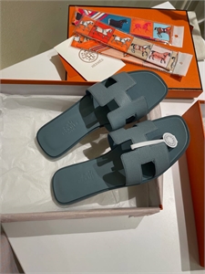 {{productViewItem.photos[photoViewList.activeNavIndex].Alt || productViewItem.photos[photoViewList.activeNavIndex].Description || 'Тапочки HERMES'}}