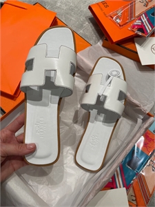 {{productViewItem.photos[photoViewList.activeNavIndex].Alt || productViewItem.photos[photoViewList.activeNavIndex].Description || 'Тапочки HERMES'}}