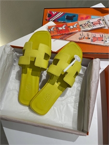 {{productViewItem.photos[photoViewList.activeNavIndex].Alt || productViewItem.photos[photoViewList.activeNavIndex].Description || 'Тапочки HERMES'}}