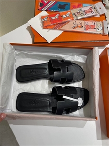 {{productViewItem.photos[photoViewList.activeNavIndex].Alt || productViewItem.photos[photoViewList.activeNavIndex].Description || 'Тапочки HERMES'}}