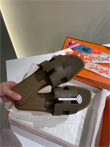 {{productViewItem.photos[photoViewList.activeNavIndex].Alt || productViewItem.photos[photoViewList.activeNavIndex].Description || 'Тапочки HERMES'}}