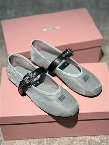 {{productViewItem.photos[photoViewList.activeNavIndex].Alt || productViewItem.photos[photoViewList.activeNavIndex].Description || 'Балетки MIU MIU'}}