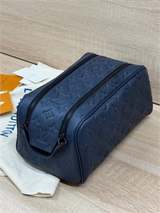 {{productViewItem.photos[photoViewList.activeNavIndex].Alt || productViewItem.photos[photoViewList.activeNavIndex].Description || 'Несессер LV'}}