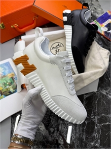 {{productViewItem.photos[photoViewList.activeNavIndex].Alt || productViewItem.photos[photoViewList.activeNavIndex].Description || 'Кроссовки HERMES'}}