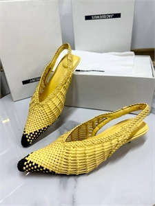 {{productViewItem.photos[photoViewList.activeNavIndex].Alt || productViewItem.photos[photoViewList.activeNavIndex].Description || 'Туфли Jacquemus'}}
