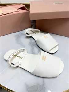 {{productViewItem.photos[photoViewList.activeNavIndex].Alt || productViewItem.photos[photoViewList.activeNavIndex].Description || 'Сандалии MIU MIU'}}