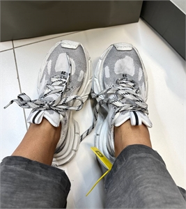 {{productViewItem.photos[photoViewList.activeNavIndex].Alt || productViewItem.photos[photoViewList.activeNavIndex].Description || 'Кроссовки BALENCIAGA'}}