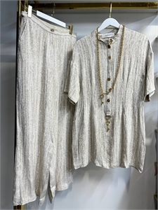 {{productViewItem.photos[photoViewList.activeNavIndex].Alt || productViewItem.photos[photoViewList.activeNavIndex].Description || 'Костюм Schiaparelli'}}