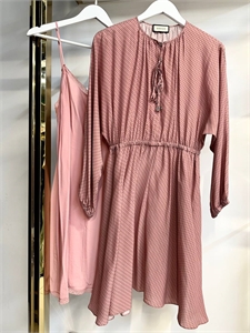{{productViewItem.photos[photoViewList.activeNavIndex].Alt || productViewItem.photos[photoViewList.activeNavIndex].Description || 'Платье GUCCI'}}