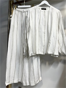 {{productViewItem.photos[photoViewList.activeNavIndex].Alt || productViewItem.photos[photoViewList.activeNavIndex].Description || 'Костюм LORO PIANA'}}