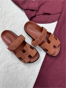 {{productViewItem.photos[photoViewList.activeNavIndex].Alt || productViewItem.photos[photoViewList.activeNavIndex].Description || 'Тапочки HERMES'}}